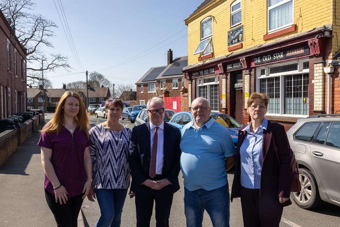 Mayor Richard Parker with Vicki Bailey, Annette Adams and Garry Adams from The Old Star pub, and Tracy Deeming, Brockmoor resident and chair of the Friends of Brockmoor Park.