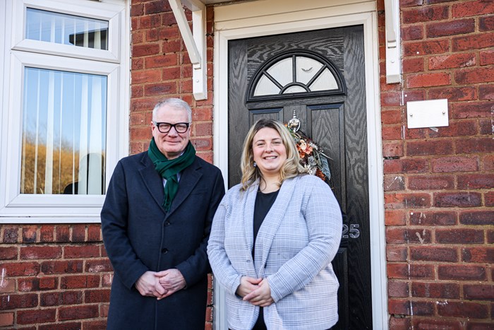 Richard Parker, Mayor of the West Midlands, with Holly Farmer one of thousands of local people whose homes are being upgraded to modern energy efficiency standards as par of a major investment by the West Midlands Combined Authority (WMCA)